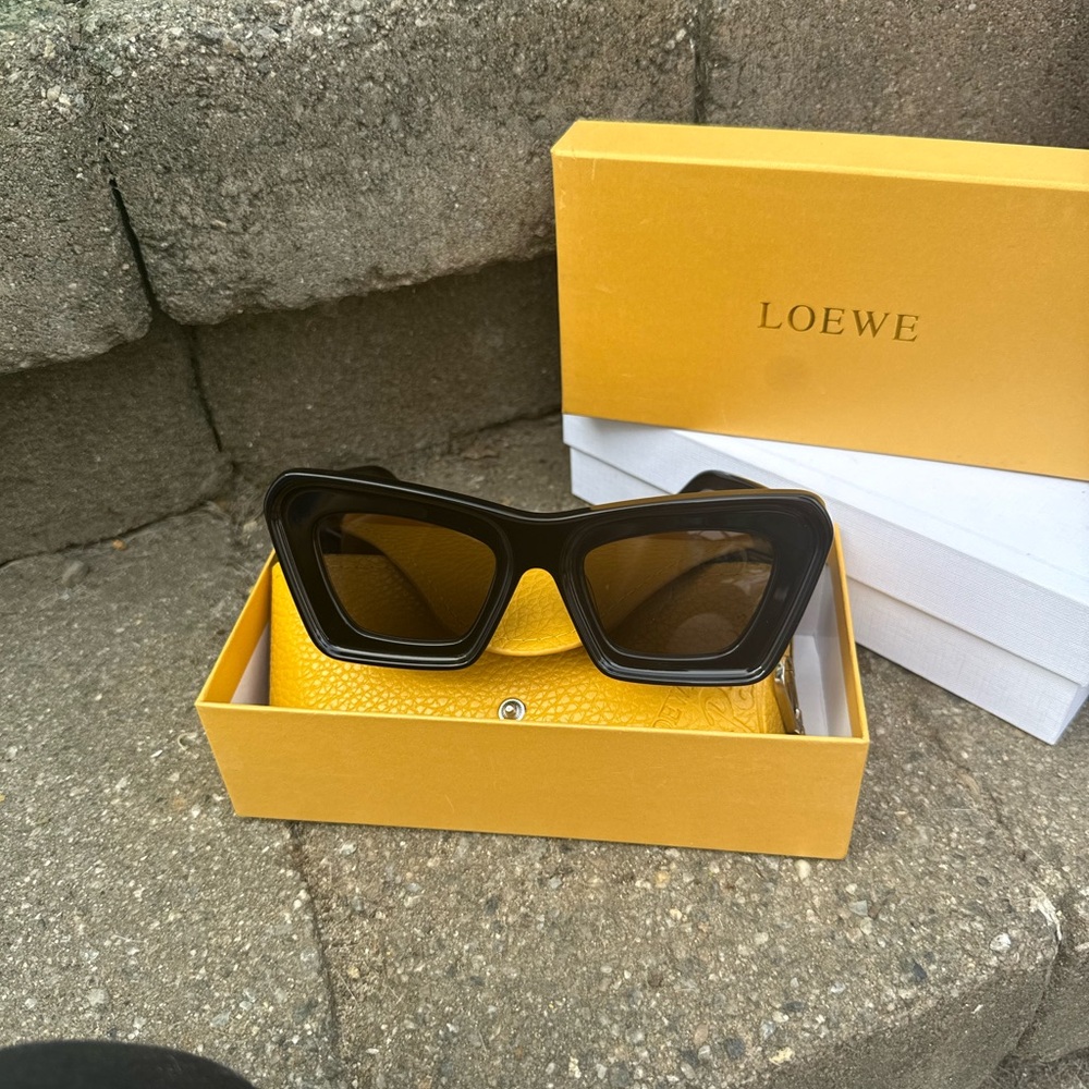 Black Rectangular Sunglasses - Picture 2 of 4